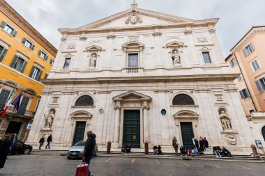 Roma, İtalya - 29 Aralık 2023: Roma 'daki Saint-Louis-des-Francais Kilisesi tarihi şehir merkezinde bir kış günü turistler tarafından ziyaret edildi.