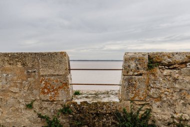 Blaye, Nouvelle-Aquitaine, Fransa - 31 Ekim 2022: Blaye Kalesi 'nin mimari detayları, kötü bir sonbahar gününde kasabaya yakın.