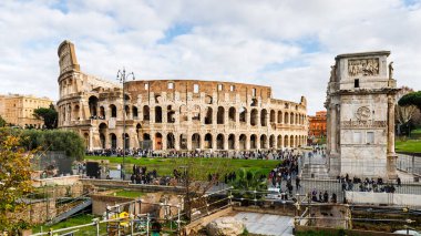 Roma, İtalya - 27 Aralık 2023: Tarihi şehir merkezinde bir kış günü turistlerin ziyaret ettiği Roma Kolezyumu