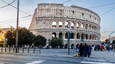 Roma, İtalya - 27 Aralık 2023: Tarihi şehir merkezinde bir kış günü turistlerin ziyaret ettiği Roma Kolezyumu