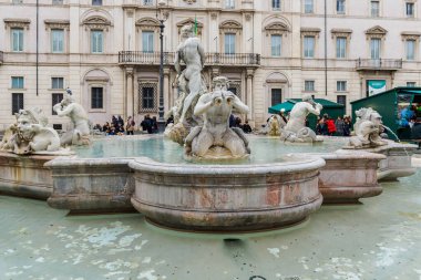 Roma, İtalya - 29 Aralık 2023: Navona Meydanı manzarası ve tarihi şehir merkezinde bir kış günü turistler tarafından ziyaret edilen çeşmeler