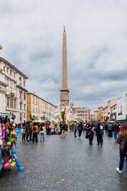 Roma, İtalya - 29 Aralık 2023: Navona Meydanı manzarası ve tarihi şehir merkezinde bir kış günü turistler tarafından ziyaret edilen çeşmeler