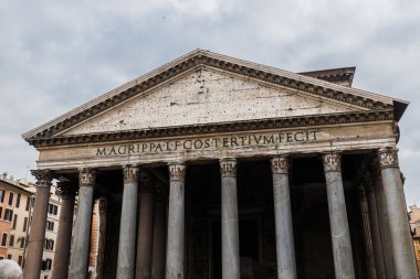 Roma, İtalya - 29 Aralık 2023: Bir kış günü turistler tarafından ziyaret edilen Roma Meydanı della Rotonda 'nın manzarası