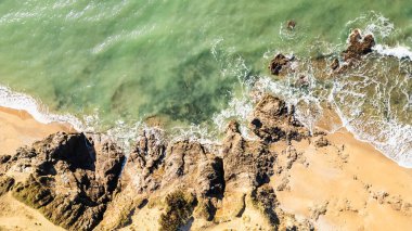 Bretignolle sur Mer, Vendee, Fransa 'da Sauzaie sahilindeki küçük körfez güzel bir kış gününde drone' lar tarafından havadan izleniyor.
