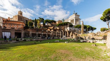 Roma, İtalya - 27 Aralık 2023: Roma Forumu veya Forum Magnum veya Forum Vetus olarak da adlandırılan Roma Forumu 'nun tarihi şehir merkezinde bir kış günü görüntülenmesi