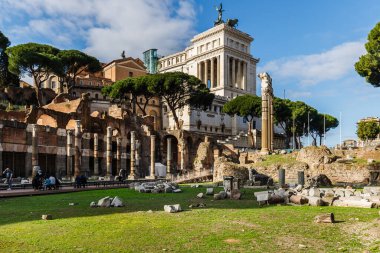 Roma, İtalya - 27 Aralık 2023: Roma Forumu veya Forum Magnum veya Forum Vetus olarak da adlandırılan Roma Forumu 'nun tarihi şehir merkezinde bir kış günü görüntülenmesi