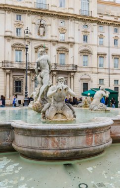 Roma, İtalya - 29 Aralık 2023: Navona Meydanı manzarası ve tarihi şehir merkezinde bir kış günü turistler tarafından ziyaret edilen çeşmeler