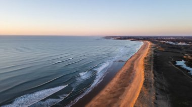 Brem sur Mer, Vendee, Fransa 'daki La Gachere plajının hava manzarası, kış günü gün batımında.