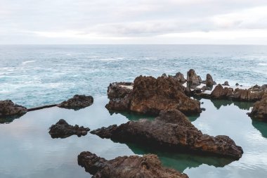 Portekiz 'in Madeira adasında, Porto Moniz' de Atlantik Okyanusu 'nun önündeki doğal yüzme havuzu.