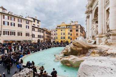 Roma, İtalya - 29 Aralık 2023: Trevi Meydanı 'ndaki Trevi Çeşmesi (Piazza di Trevi) bir kış günü turistlerin ziyaret ettiği tarihi şehir merkezinde