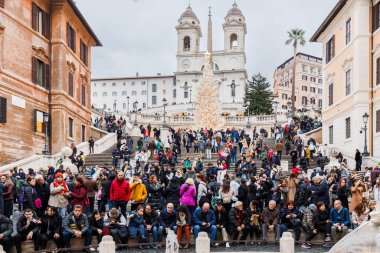 Roma, İtalya - 29 Aralık 2023: İspanyol Merdivenleri (Piazza di Spagna) Bir kış günü turistlerin ziyaret ettiği tarihi şehir merkezinde