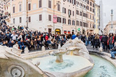 Roma, İtalya - 29 Aralık 2023: İspanyol Merdivenleri (Piazza di Spagna) Bir kış günü turistlerin ziyaret ettiği tarihi şehir merkezinde