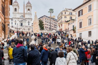Roma, İtalya - 29 Aralık 2023: İspanyol Merdivenleri (Piazza di Spagna) Bir kış günü turistlerin ziyaret ettiği tarihi şehir merkezinde