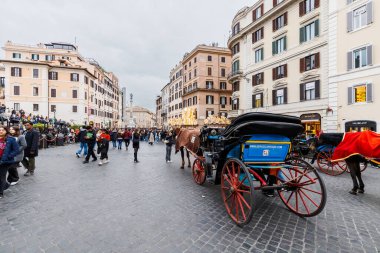 Roma, İtalya - 29 Aralık 2023: İspanya Meydanı 'nda (Piazza di Spagna) bir kış günü at arabası turistleri bekliyor