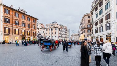 Roma, İtalya - 29 Aralık 2023: İspanya Meydanı 'nda (Piazza di Spagna) bir kış günü at arabası turistleri bekliyor