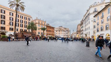 Roma, İtalya - 29 Aralık 2023: İspanyol Merdivenleri (Piazza di Spagna) Bir kış günü turistlerin ziyaret ettiği tarihi şehir merkezinde