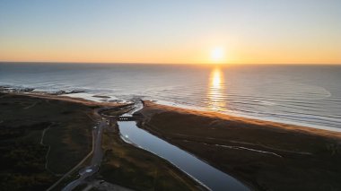 Fransa, Vendee, Brem sur Mer 'deki Gachere Lock Barajı' nın hava aracı görüntüsü kış günü gün batımında