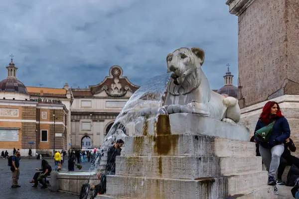 Roma, İtalya - 29 Aralık 2023: Piazza del Popolo ve Leoni çeşmesinde yürüyen turistler