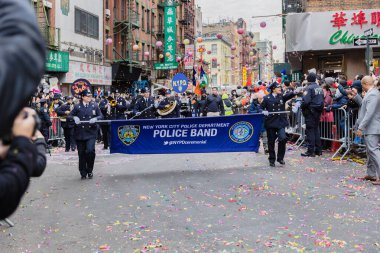 New York, Çin Mahallesi, ABD - 12 Şubat 2023 Çin Yeni Yılı kutlamaları sırasında New York Emniyet Müdürlüğü Polis Teşkilatı halkın önünden geçti