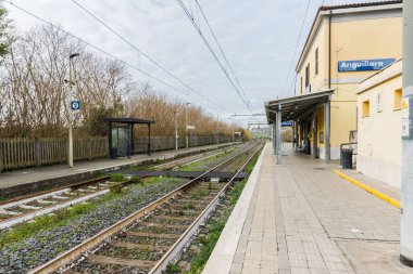 Anguillara, İtalya - 29 Aralık 2023: Anguillara tren istasyonu ve yolcuları bir kış günü treni bekliyorlar