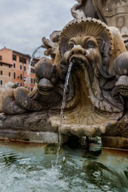 Roma, İtalya - 29 Aralık 2023: Roma Panteonu 'nun bir kış günü turistler tarafından ziyaret edilen Piazza della Rotonda çeşmesinin manzarası