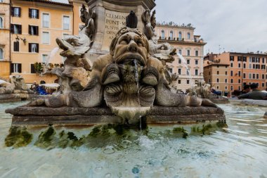 Roma, İtalya - 29 Aralık 2023: Roma Panteonu 'nun bir kış günü turistler tarafından ziyaret edilen Piazza della Rotonda çeşmesinin manzarası