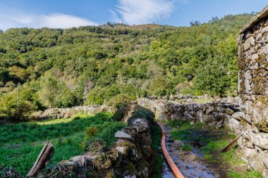 Sistelo yakınlarındaki Geres Vadisi 'nde küçük taş inşaatı, Viana do Castelo, Portekiz bir sonbahar günü