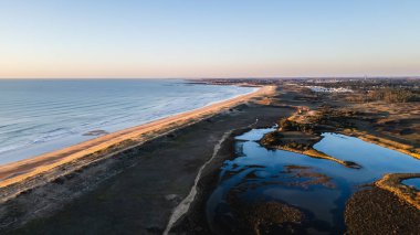 Gachere 'ın hava aracı görüntüsü Brem sur Mer, Vendee, Fransa' da bir kış günü gün batımında batıyor.
