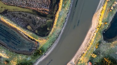 Gachere 'ın hava aracı görüntüsü Brem sur Mer, Vendee, Fransa' da bir kış günü gün batımında batıyor.
