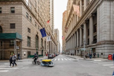 Wall Street, Manhattan, New York, ABD - 12 Şubat 2023: İnsanların kış günü yürüdüğü Wall Street iş bölgesinin mimari ayrıntıları