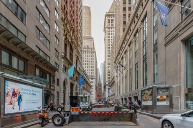 Wall Street, Manhattan, New York, ABD - 12 Şubat 2023: İnsanların kış günü yürüdüğü Trump Binası önündeki hırsız koruması ve güvenlik görevlileri