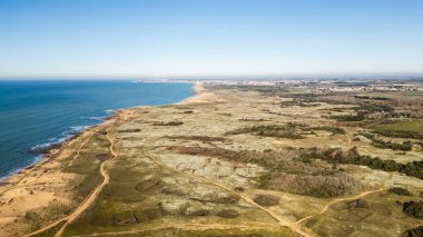 Fransa 'nın Bretignolles sur Mer kentindeki Sauzaie plajı yakınlarındaki kum tepelerinde. İnsansız hava aracı ile hava görüntüsü