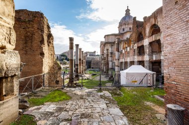 Roma, İtalya - 27 Aralık 2023: Roma Forumu veya Forum Magnum veya Forum Vetus olarak da adlandırılan Roma Forumu 'nun tarihi şehir merkezinde bir kış günü görüntülenmesi