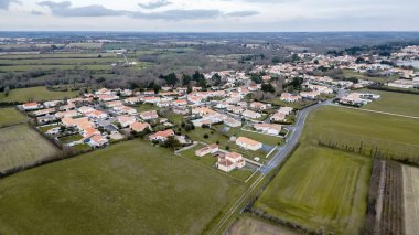 Fransa 'da Bretignolles sur mer yakınlarındaki La Chaize Giraud' nun hava aracı görüntüsü, Fransa 'nın Vendee şehrinde bir kış günü sahil beldesi.