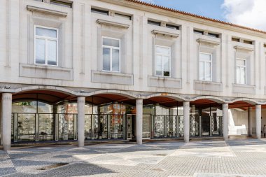 Vila Nova de Famalicao, Braga, Portekiz - 22 Ekim 2020: Tarihi bir sonbahar gününde şehir merkezindeki belediye binasının mimari ayrıntıları
