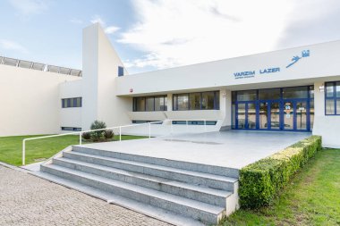 Povoa de Varzim, Porto, Portekiz - 22 Ekim 2020: Bir sonbahar günü deniz kenarındaki belediye spor kompleksi Varzim Lazer cephesi
