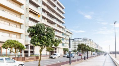 Povoa de Varzim, Porto, Portekiz - 22 Ekim 2020: Bir sonbahar günü deniz kenarındaki apartmanların mimari ayrıntıları