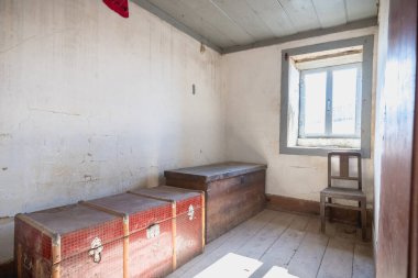 Kuzey Portekiz 'in tipik terk edilmiş taş evinin içi. Urbex.