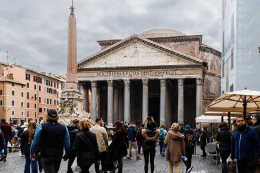 Roma, İtalya - 29 Aralık 2023: Bir kış günü turistler tarafından ziyaret edilen Roma Meydanı della Rotonda 'nın manzarası