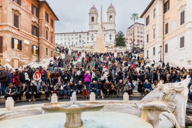 Roma, İtalya - 29 Aralık 2023: İspanyol Merdivenleri (Piazza di Spagna) Bir kış günü turistlerin ziyaret ettiği tarihi şehir merkezinde