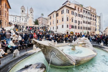 Roma, İtalya - 29 Aralık 2023: İspanyol Merdivenleri (Piazza di Spagna) Bir kış günü turistlerin ziyaret ettiği tarihi şehir merkezinde