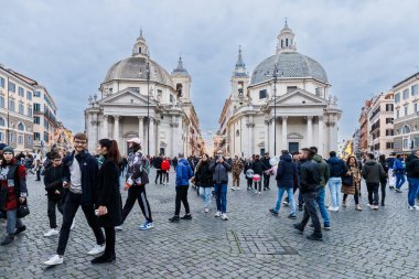 Roma, İtalya - 29 Aralık 2023: Piazza del Popolo ve Leoni çeşmesinde yürüyen turistler