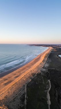 Brem sur Mer, Vendee, Fransa 'daki La Gachere plajının hava manzarası, kış günü gün batımında.