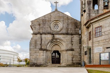 Antas, Vila Nova de Famalicao, Braga, Portekiz - 22 Ekim 2020: Sao Tiago de Antas Kilisesi 'nin bir sonbahar günü mimari ayrıntıları