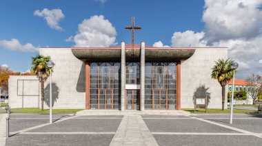 Vila Nova de Famalicao, Braga, Portekiz - 22 Ekim 2020: Tarihi bir sonbahar gününde Vila Nova de Famalicao Matriz Kilisesi 'nin mimarlık ayrıntıları