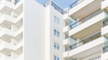 Povoa de Varzim, Porto, Portekiz - 22 Ekim 2020: Bir sonbahar günü deniz kenarındaki apartmanların mimari ayrıntıları