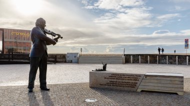 Povoa de Varzim, Porto, Portekiz - 22 Ekim 2020: Fernando Goncalf 'in heykeli - Nando heykeltraş Helder de Carvalho tarafından bir sonbahar günü sahilin kenarında