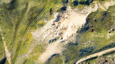 Fransa 'nın Bretignolles sur Mer kentindeki Sauzaie plajı yakınlarındaki kum tepelerinde. İnsansız hava aracı ile hava görüntüsü