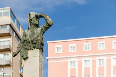 Povoa de Varzim, Porto, Portekiz - 22 Ekim 2020: José Rodrigues Maio anısına anıt daha çok bilinen adıyla Cego do Maio kahramanı, cankurtaran ve bir sonbahar günü deniz kenarında balıkçı