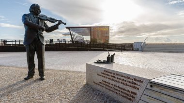 Povoa de Varzim, Porto, Portekiz - 22 Ekim 2020: Fernando Goncalf 'in heykeli - Nando heykeltraş Helder de Carvalho tarafından bir sonbahar günü sahilin kenarında